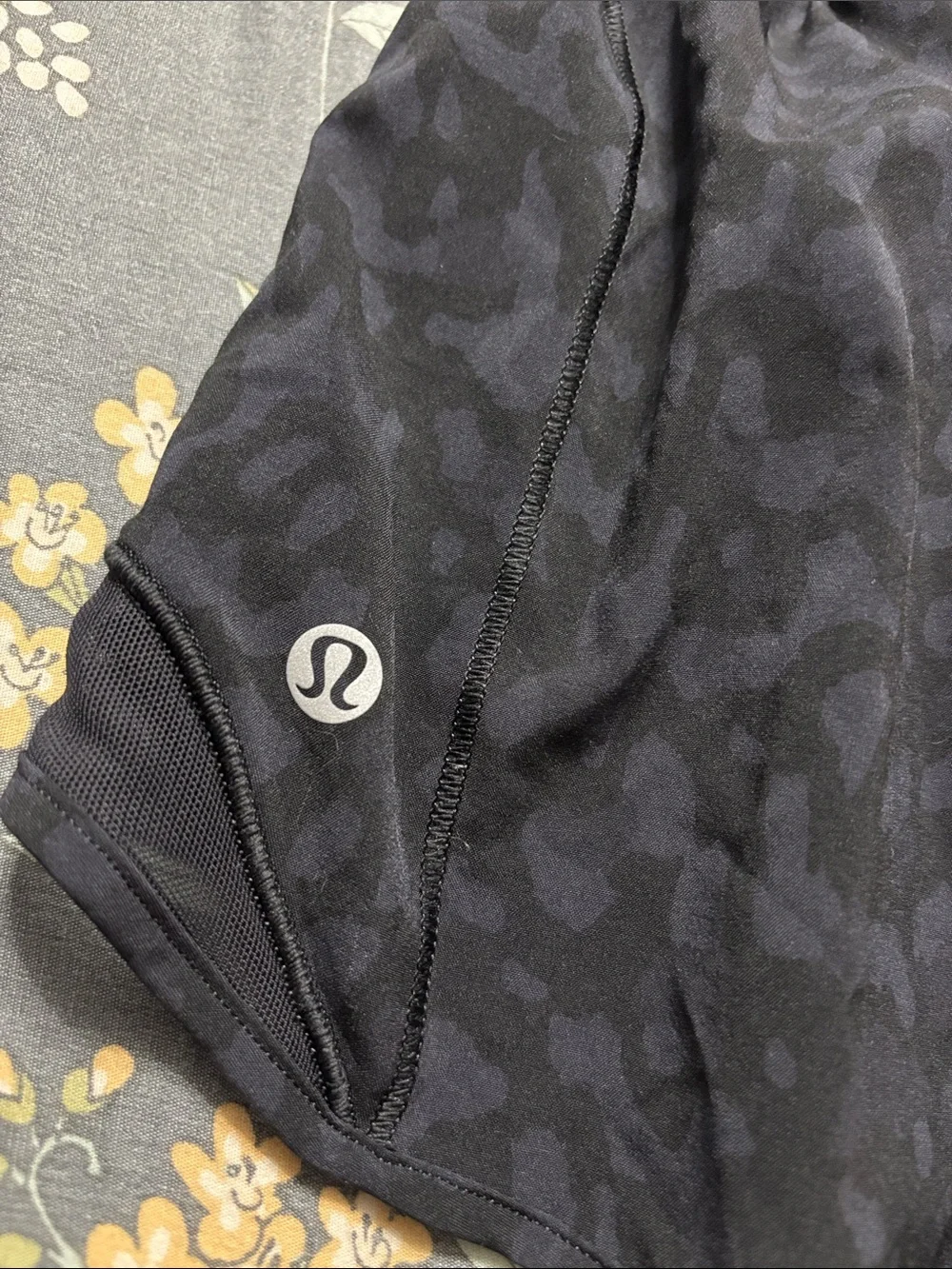 Lululemon Hotty Hot Low Rise Lined 2.5” Shorts in Black Camo Size 2 Tall